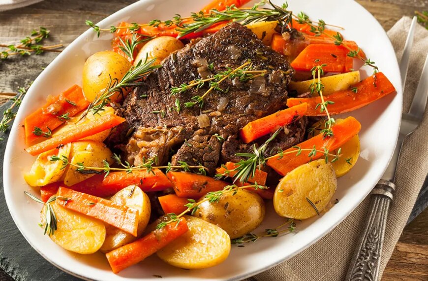 Ароматна яловичина з картоплею: простий рецепт у мультиварці