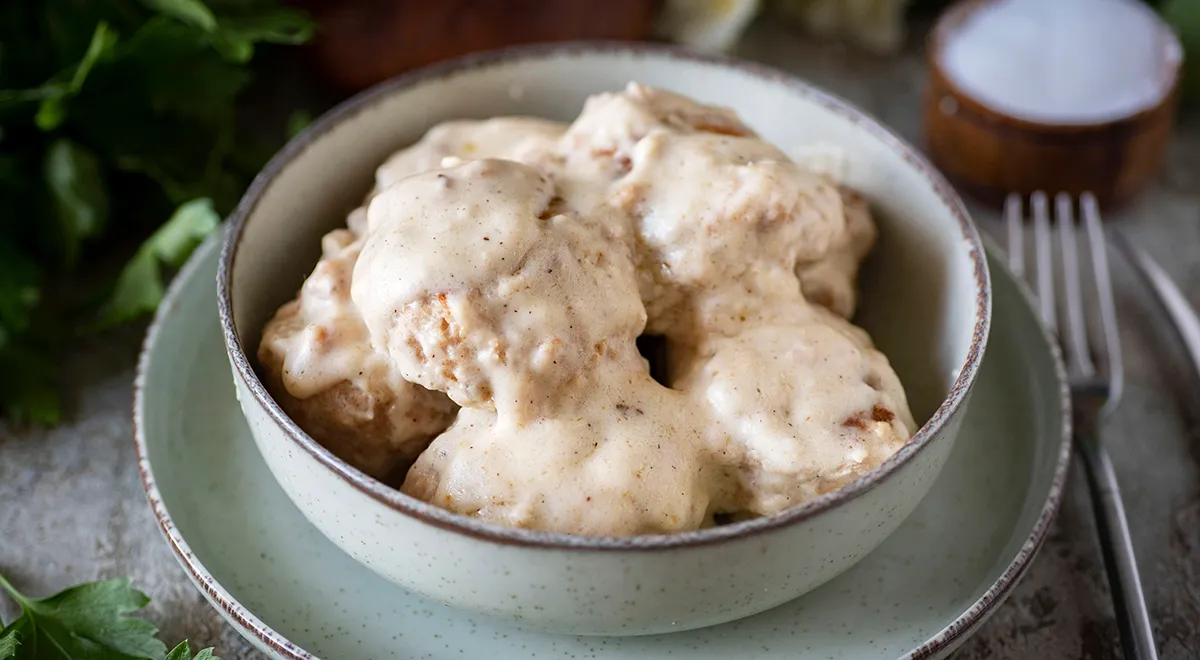 Ніжні тефтельки в сметанному соусі: покроковий рецепт для вашої мультиварки 1 Ніжні тефтельки в сметанному соусі: покроковий рецепт для вашої мультиварки 1