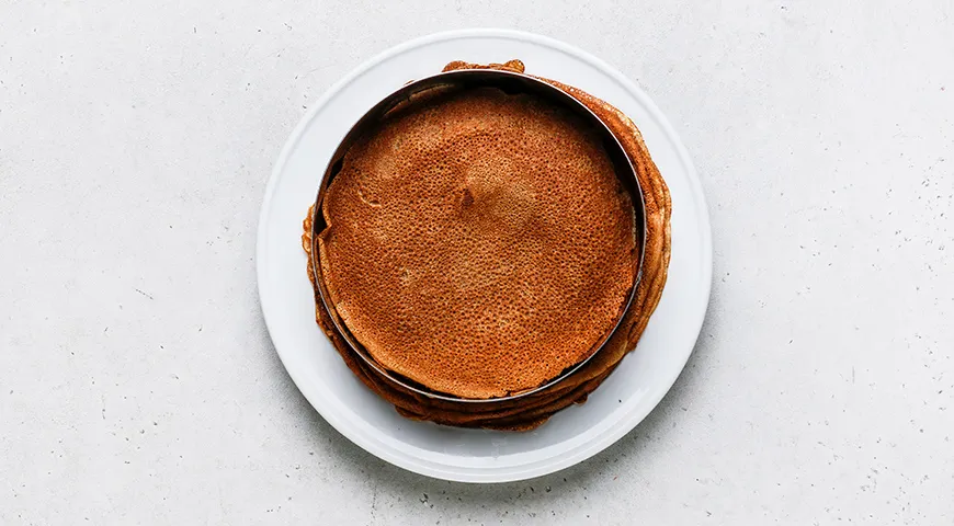 Ніжні млинцеві коржі з кавово-сирним кремом: рецепт вишуканого торта "Тірамісу" 8