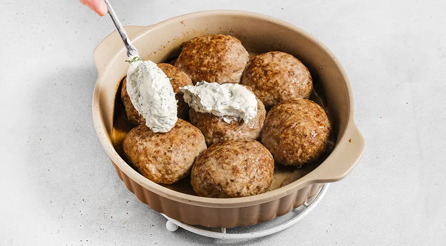 Ароматні запечені котлетки у вершковому соусі: ніжний смак у кожному шматочку 6