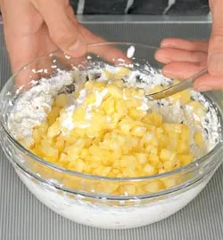 Шоколадний торт з ананасами: ніжний десерт із фото-інструкцією 4