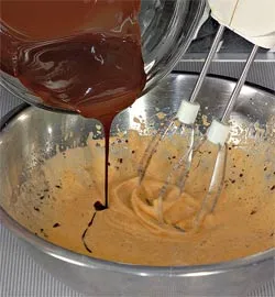 Шоколадний торт з ананасами: ніжний десерт із фото-інструкцією 2