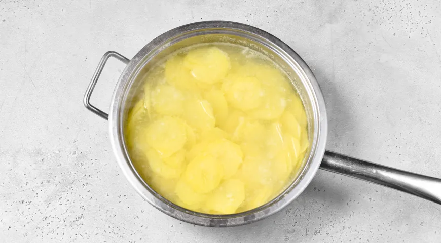 Неймовірна картопляна лазанья з соковитим фаршем: покроковий рецепт для ситної страви 10