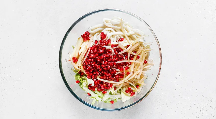 Ніжний салат з кальмарів: легка та смачна страва без яєць, покроковий рецепт з фото 7