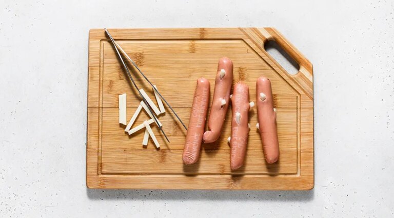 Апетитні корн-доги з сосискою та сиром: покроковий рецепт з фото 1 Апетитні корн-доги з сосискою та сиром: покроковий рецепт з фото 1