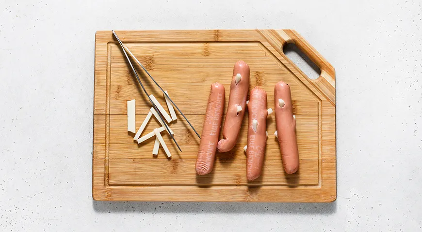 Апетитні корн-доги з сосискою та сиром: покроковий рецепт з фото