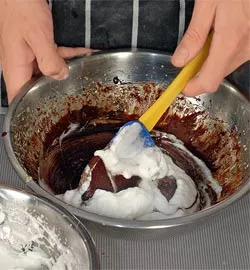 Шоколадний торт з ананасами: ніжний десерт із фото-інструкцією 3