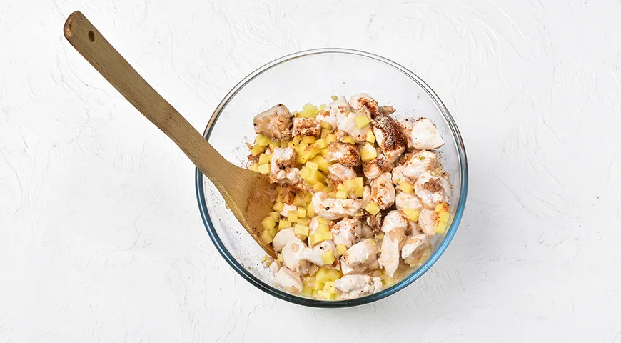 Соковитий заливний пиріг з куркою та картоплею на кефірі: легкий рецепт для будь-якого столу 4 Соковитий заливний пиріг з куркою та картоплею на кефірі: легкий рецепт для будь-якого столу 4