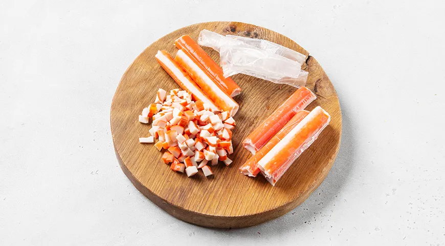 Олів'є з крабовими паличками: легкий рецепт для вашого столу 6 Олів'є з крабовими паличками: легкий рецепт для вашого столу 6