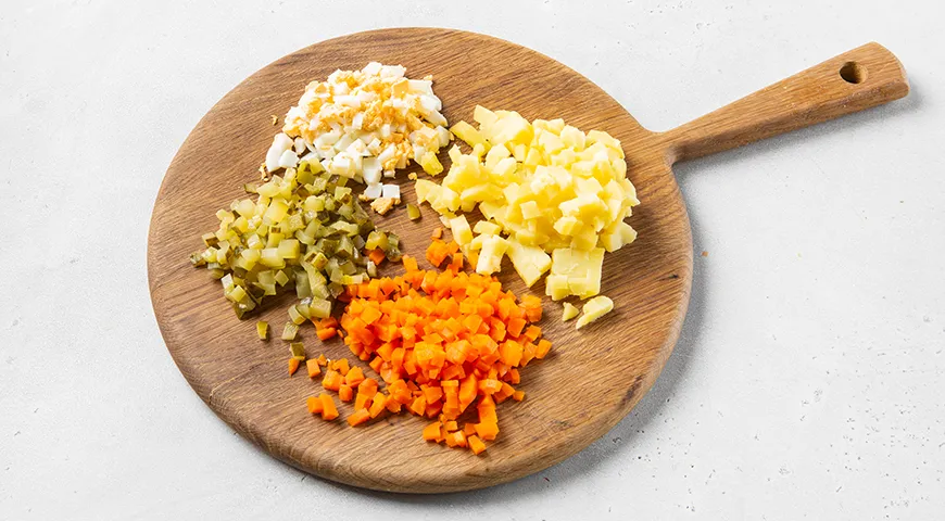 Олів'є з крабовими паличками: легкий рецепт для вашого столу 5 Олів'є з крабовими паличками: легкий рецепт для вашого столу 5