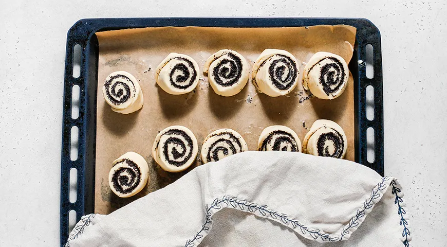 Пухкі булочки-равлики з маком та солодкою глазур'ю: покроковий рецепт з фото 8