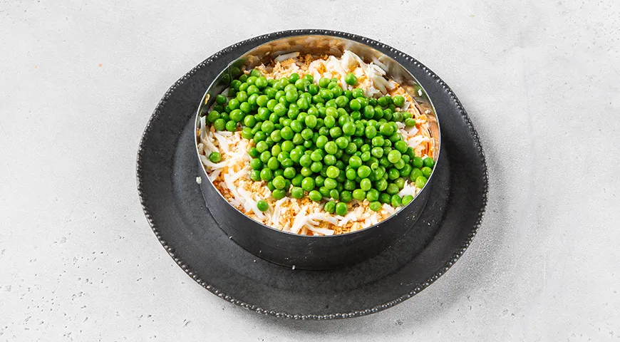 Оселедець під шубою із зеленим горошком: смак, що тане в роті, крок за кроком 11