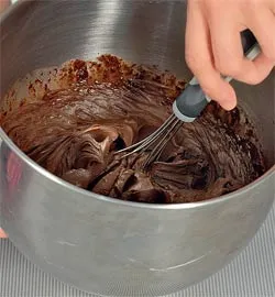 Насичений чорношоколадний торт: покроковий рецепт із фото, 470 ккал 5