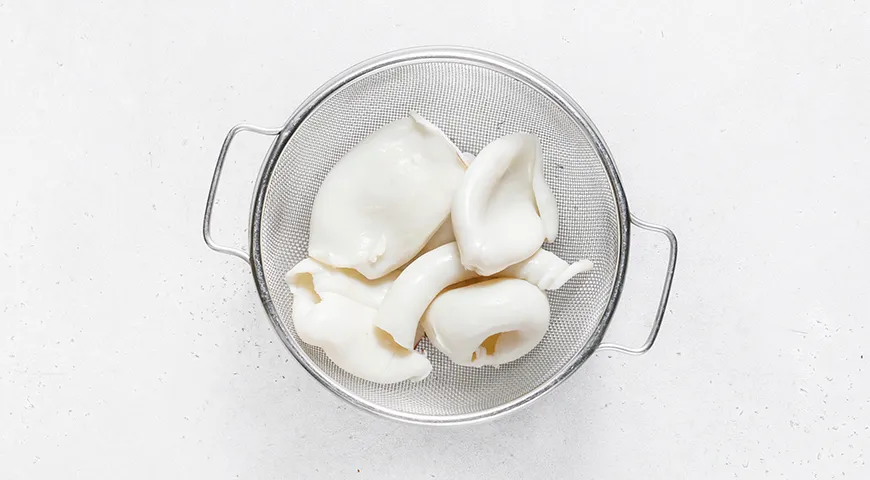 Ніжний салат з кальмарів: легка та смачна страва без яєць, покроковий рецепт з фото 4