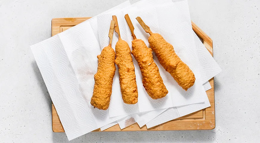 Апетитні корн-доги з сосискою та сиром: покроковий рецепт з фото 6