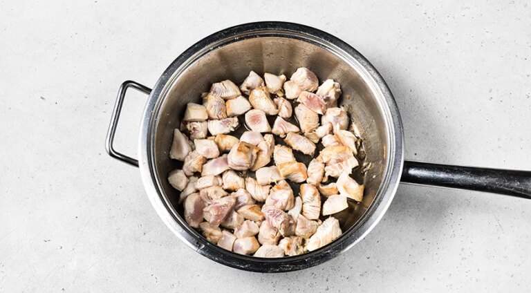 Неймовірна гречка з куркою на сковороді: простий рецепт для ситної вечері 26