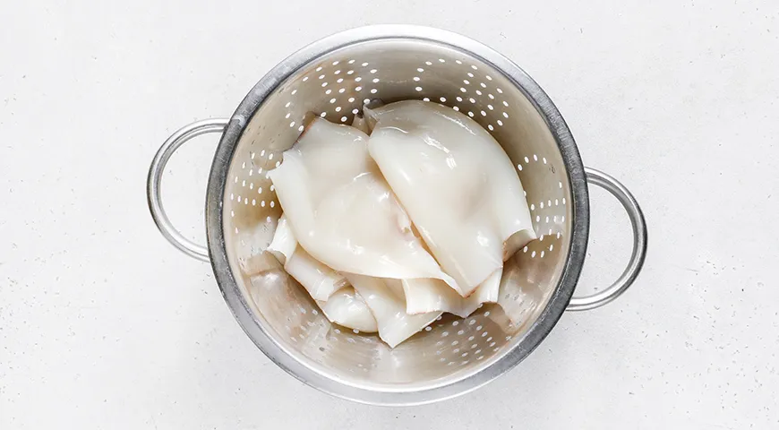 Ніжний салат з кальмарів: легка та смачна страва без яєць, покроковий рецепт з фото 3