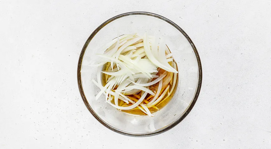 Ніжний салат з кальмарів: легка та смачна страва без яєць, покроковий рецепт з фото 2