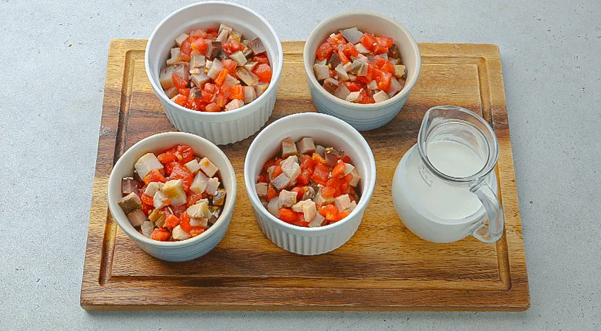 Соковитий жульєн з копченою рибою та томатами: покроковий рецепт з фото 4