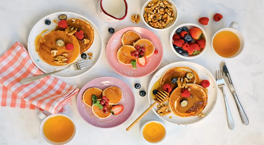 Соковиті панкейки з медом, ягодами та горіхами: покроковий рецепт з фото (371 ккал) 1