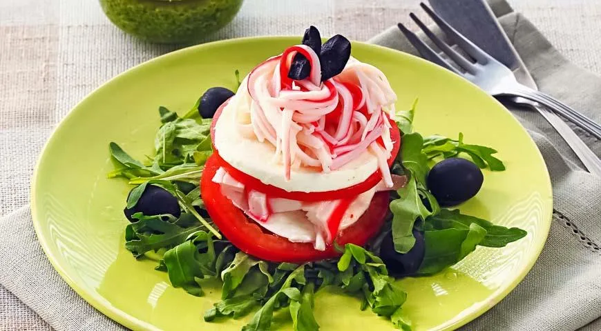 Башта з помідорів та моцарели: легка та апетитна закуска з фото 1