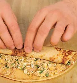 Млинці з ніжним сирним кремом та хрустким печивом: покроковий рецепт з фото 3