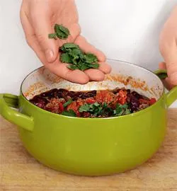 Пряний чилі кон карне з яловичиною: класичний рецепт зігріє душу 7