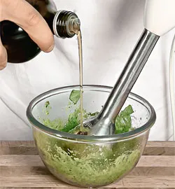 Башта з помідорів та моцарели: легка та апетитна закуска з фото 4