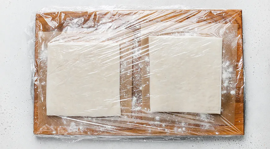 Ніжний та повітряний торт "Наполеон" зі слойоного дріжджового тіста: покроковий рецепт з фото 2 Ніжний та повітряний торт "Наполеон" зі слойоного дріжджового тіста: покроковий рецепт з фото 2