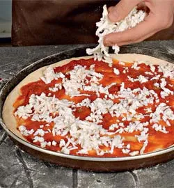 Піца з індичкою та шавлією: ароматний рецепт на кожен день 6