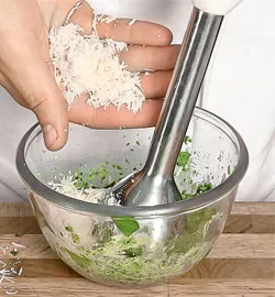 Башта з помідорів та моцарели: легка та апетитна закуска з фото 3