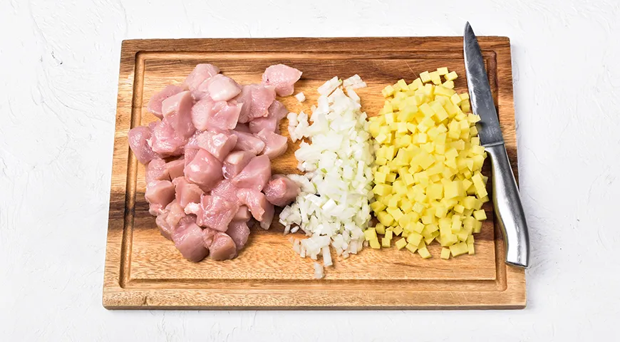 Соковитий заливний пиріг з куркою та картоплею на кефірі: легкий рецепт для будь-якого столу 2 Соковитий заливний пиріг з куркою та картоплею на кефірі: легкий рецепт для будь-якого столу 2