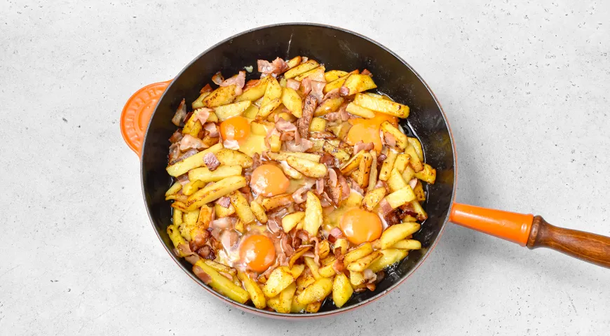 Смажена картопля з беконом та яйцем: покроковий рецепт з фото 8