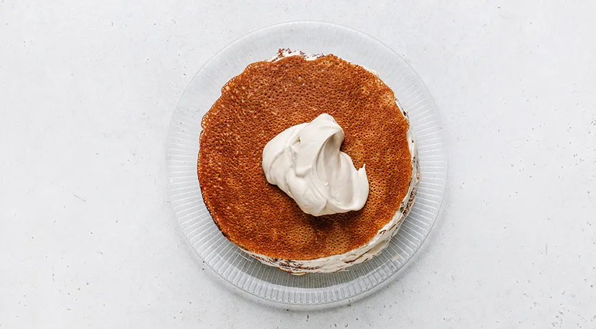 Ніжні млинцеві коржі з кавово-сирним кремом: рецепт вишуканого торта "Тірамісу" 9