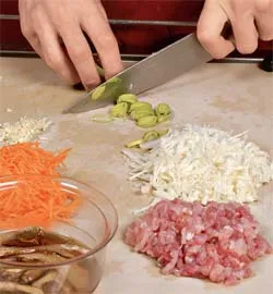 Ароматні спринг-роли зі свининою та свіжими овочами: покроковий рецепт із фото 3