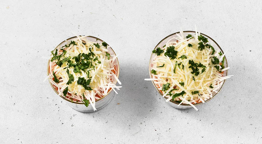 Освіжаючий салат-коктейль з шинкою, огірком та сиром: смак літа в кожній ложці 7