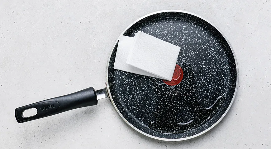 Ніжні млинцеві коржі з кавово-сирним кремом: рецепт вишуканого торта "Тірамісу" 4