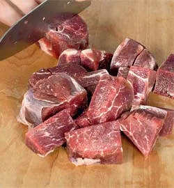 Тушкована яловичина з картоплею та овочами: ароматна страва, яка зігріє душу 2