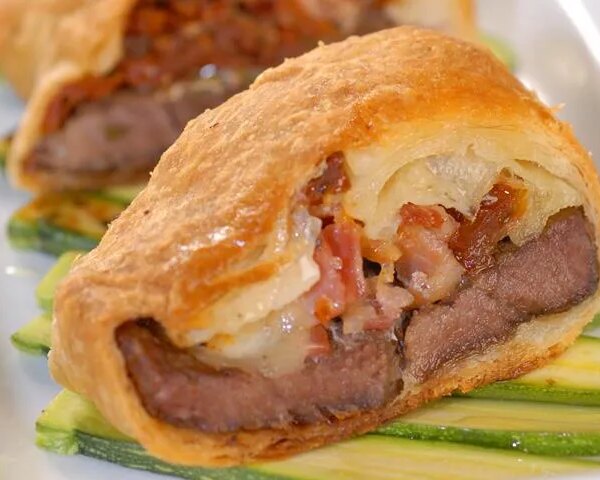 Ніжні слойки з яловичиною: простий рецепт з фото