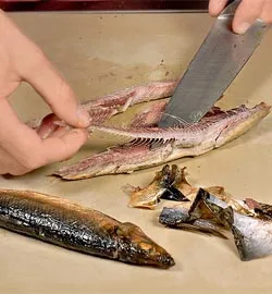 Охолоджуючий огірковий суп з копченою мойвою: смакує як літня свіжість 4