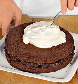 Насичений чорношоколадний торт: покроковий рецепт із фото, 470 ккал 7