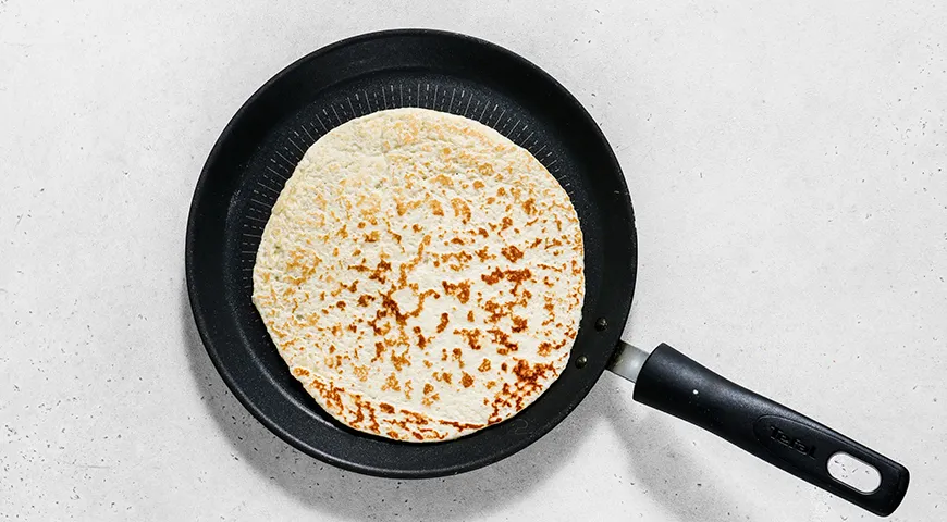 Ніжний сирний торт на сковороді: смаколик, що готується за мить 5 Ніжний сирний торт на сковороді: смаколик, що готується за мить 5