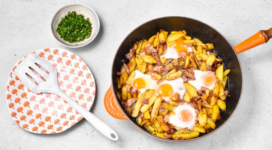 Смажена картопля з беконом та яйцем: покроковий рецепт з фото 9