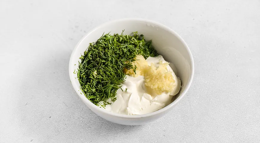 Ароматні запечені котлетки у вершковому соусі: ніжний смак у кожному шматочку 5