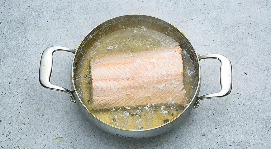 Ніжний лосось у вершково-винному соусі: вишуканий рецепт для особливої вечері 3