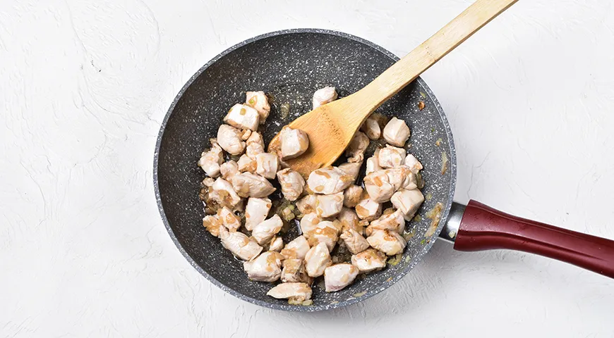 Соковитий заливний пиріг з куркою та картоплею на кефірі: легкий рецепт для будь-якого столу 3 Соковитий заливний пиріг з куркою та картоплею на кефірі: легкий рецепт для будь-якого столу 3