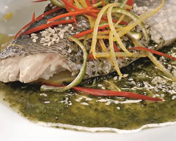 Морський окунь із освіжаючим м’ятним соусом: покроковий рецепт з фото