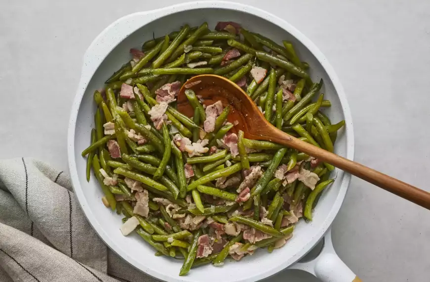 Лайфхак: Секретний інгредієнт мами, який миттєво покращить смак консервованої зеленої квасолі