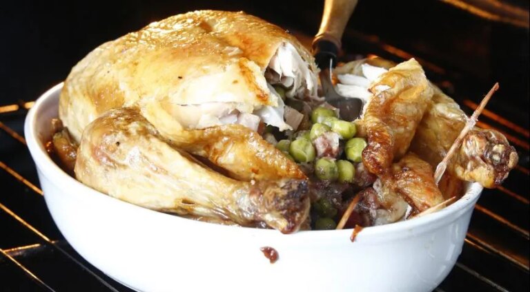 Соковита курка, фарширована та запечена у духовці: покроковий рецепт для незабутнього смаку 15 Соковита курка, фарширована та запечена у духовці: покроковий рецепт для незабутнього смаку 11