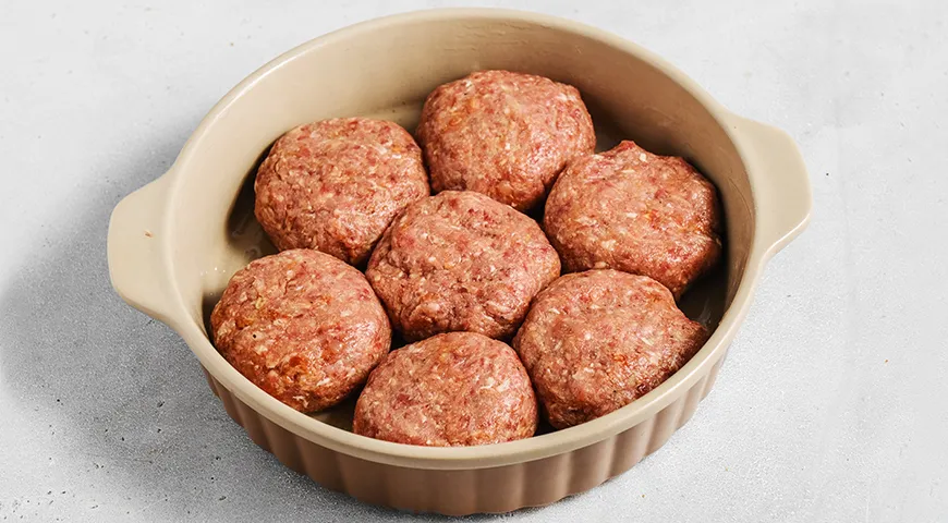 Ароматні запечені котлетки у вершковому соусі: ніжний смак у кожному шматочку 3